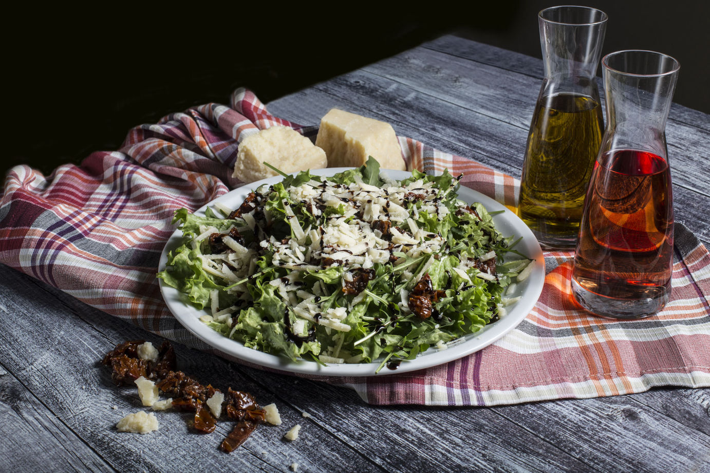 George's Steak House - Μπιφτεκούπολη -  Πράσινη σαλάτα με λιαστή ντομάτα, παρμεζάνα και κρέμα βαλσάμικο.